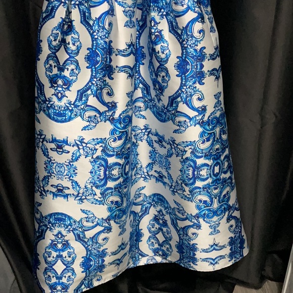 Criss cross back. Dress has pockets. - Picture 2 of 4